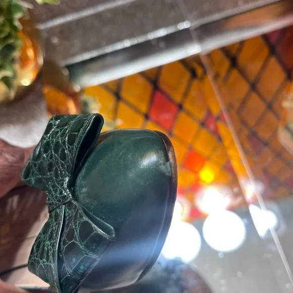 Vintage 1980’s Bruno Magli Size 8 Green Leather Heels with Croc Bow - Picture 13 of 17